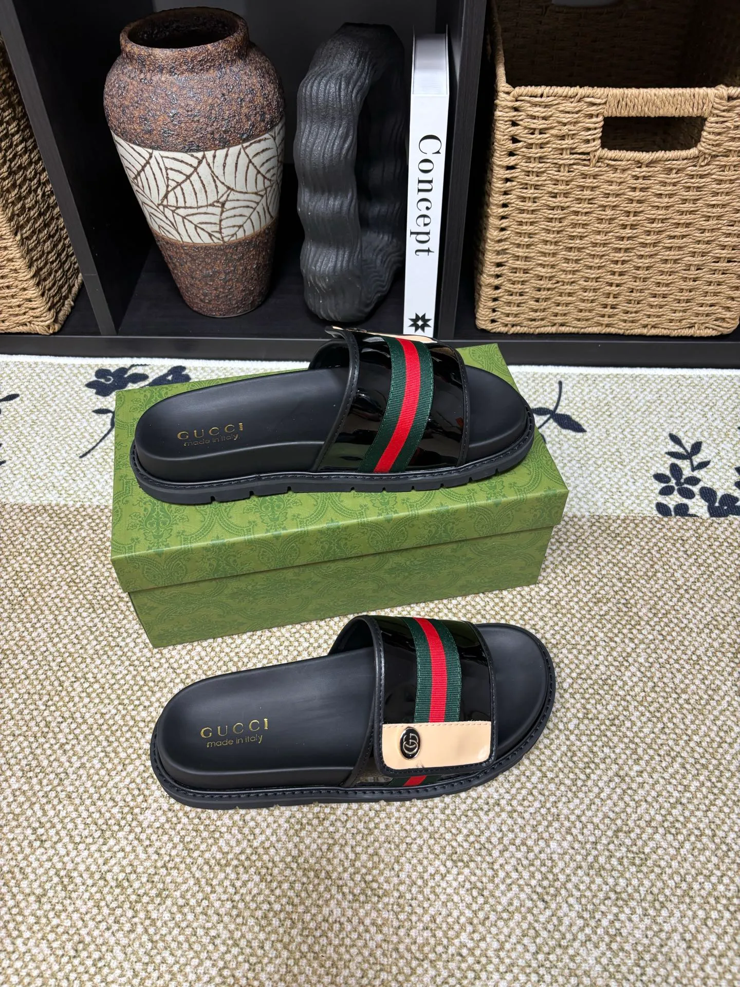 Factory 💰 300 yuan Gucci slippers] high-end men's shoes brand official website 1:1 latest masterpiece: original mold customization, the fabric is made of imported original materials, upgraded outsole, lighter and non-slip. The market's top quality, simple yet tasteful, a must-have for fashionistas, fashionable at your feet, full of confidence, the same style at the counter 👍The season of summer slippers is here. Code: 38-45 (45 customized)